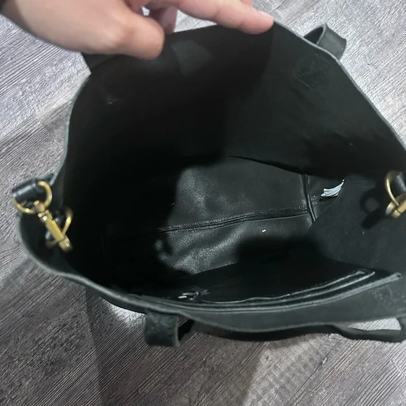 Chic Black Leather Shoulder Bag - Picture 3 of 5